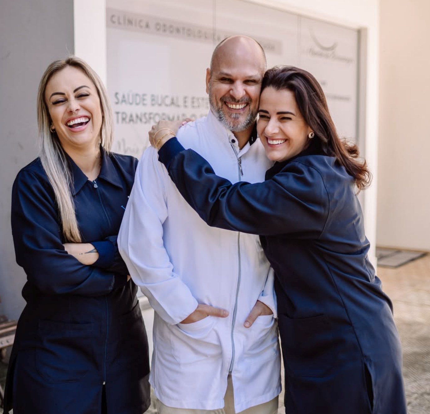 Dr. Humberto abraçado pela equipe, todos sorrindo